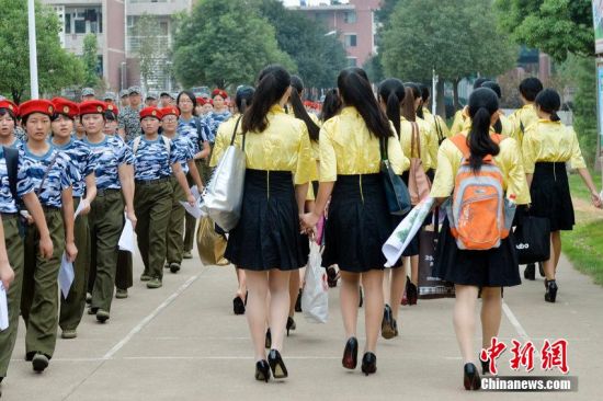 武汉一大学现“淑女班”